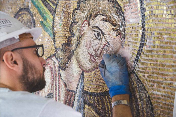 Basilica della Natività di Betlemme, un restauratore al lavoro