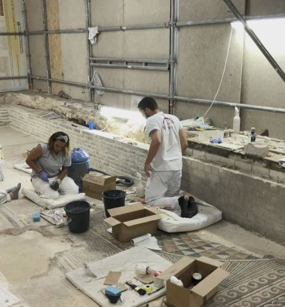 Restaurateurs bezig met de oude mozaïekvloer van de Geboortekerk in Bethlehem. beeld Alfred Muller